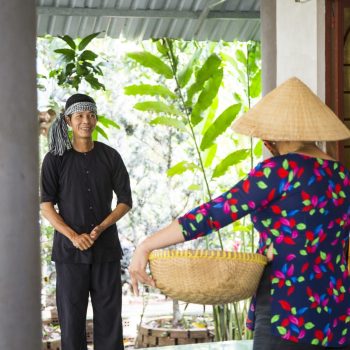 Local vietnamese minorities talking with eachother