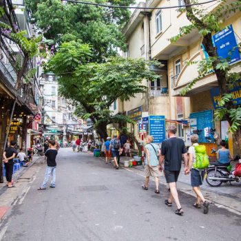 Turister går på opdagelse i Hanois autentiske gader