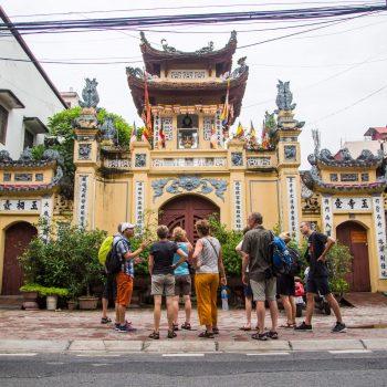 Turister går på sightseeing i Hanoi og ser på tempel